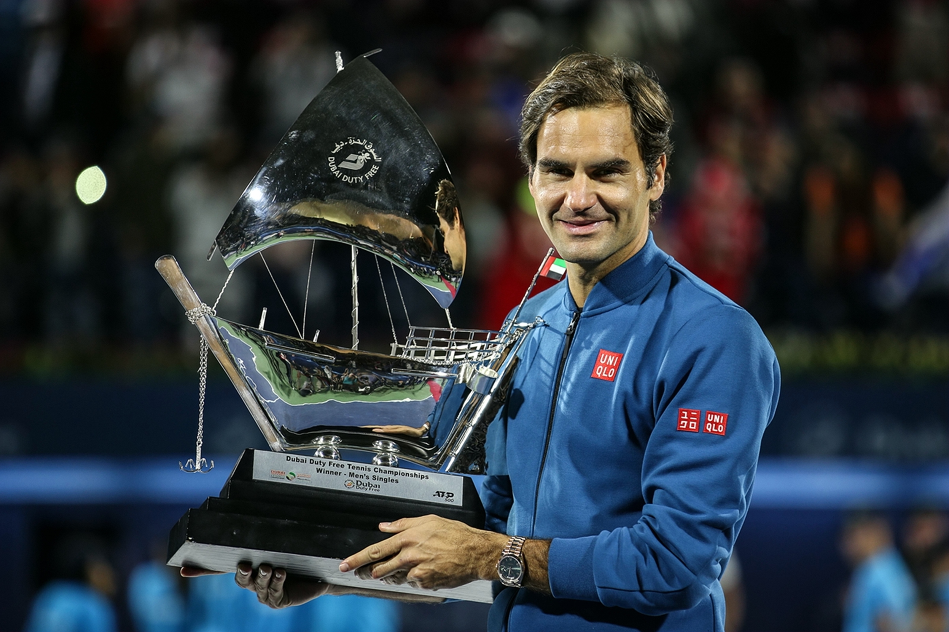 九游账号登录中心官网-费德勒重返赛场，反败为胜首场状态出色，瑞士队观众沸腾！引发球迷热议(中国女球迷拥抱费德勒)